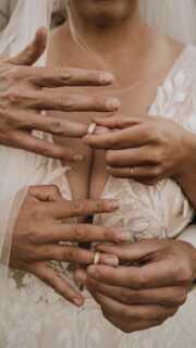 Jede Bewegung, jeder Blick, jeder kleine Moment… und plötzlich hält man ein Versprechen fürs Leben in den Händen. 🧡✨

#hochzeitsfotografie #hochzeitsfotografin #melaniehinterreiterphotography #weddingphotographer #austrianweddingphotographer #heirateninösterreich #weddingphotography #afterweddingshooting