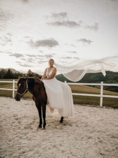a bride and her horse ✨🧡

K&F danke für dieses tolle After Wedding Shooting und dass ich euch und eure tierischen Begleiter fotografieren durfte 🥹

#afterweddingshooting #afterweddingphoto #abrideandherhorse #brautpaarshooting #tierischebegleiter #melaniehinterreiterphotography #weddingphotography #austrianweddingphotographer #heirateninösterreich